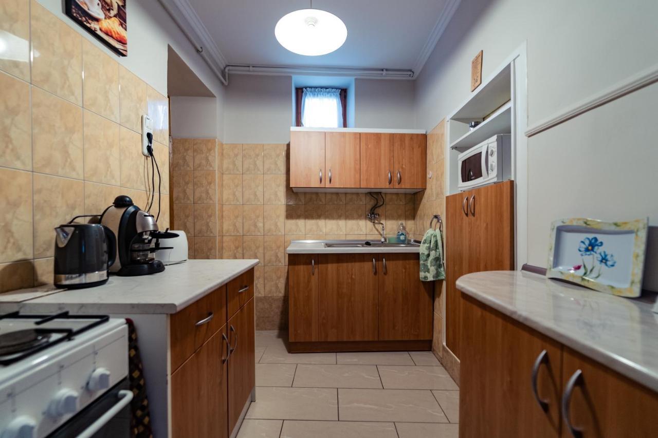 Estike Apartman Gyula Eksteriør billede